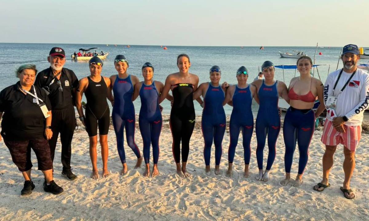 Nadadores de aguas abiertas, integrantes de la delegación quintanarroense, tras competir en Lerma, Campeche.