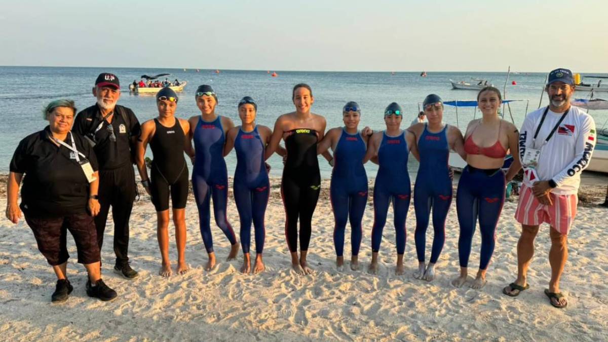 Nadadores de aguas abiertas, integrantes de la delegación quintanarroense, tras competir en Lerma, Campeche.