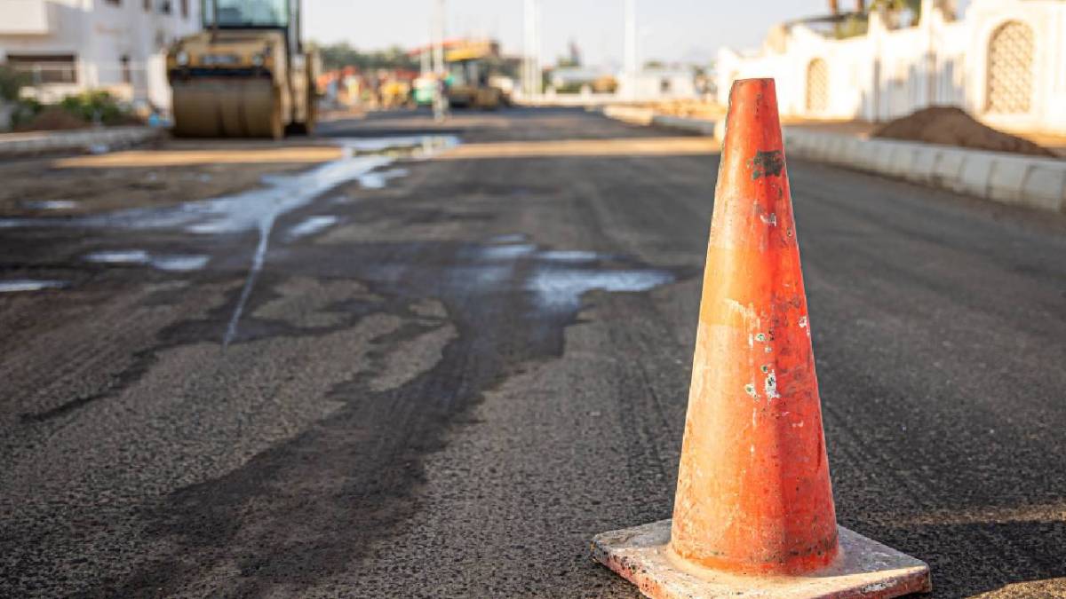 Reparación de una calle dañada.