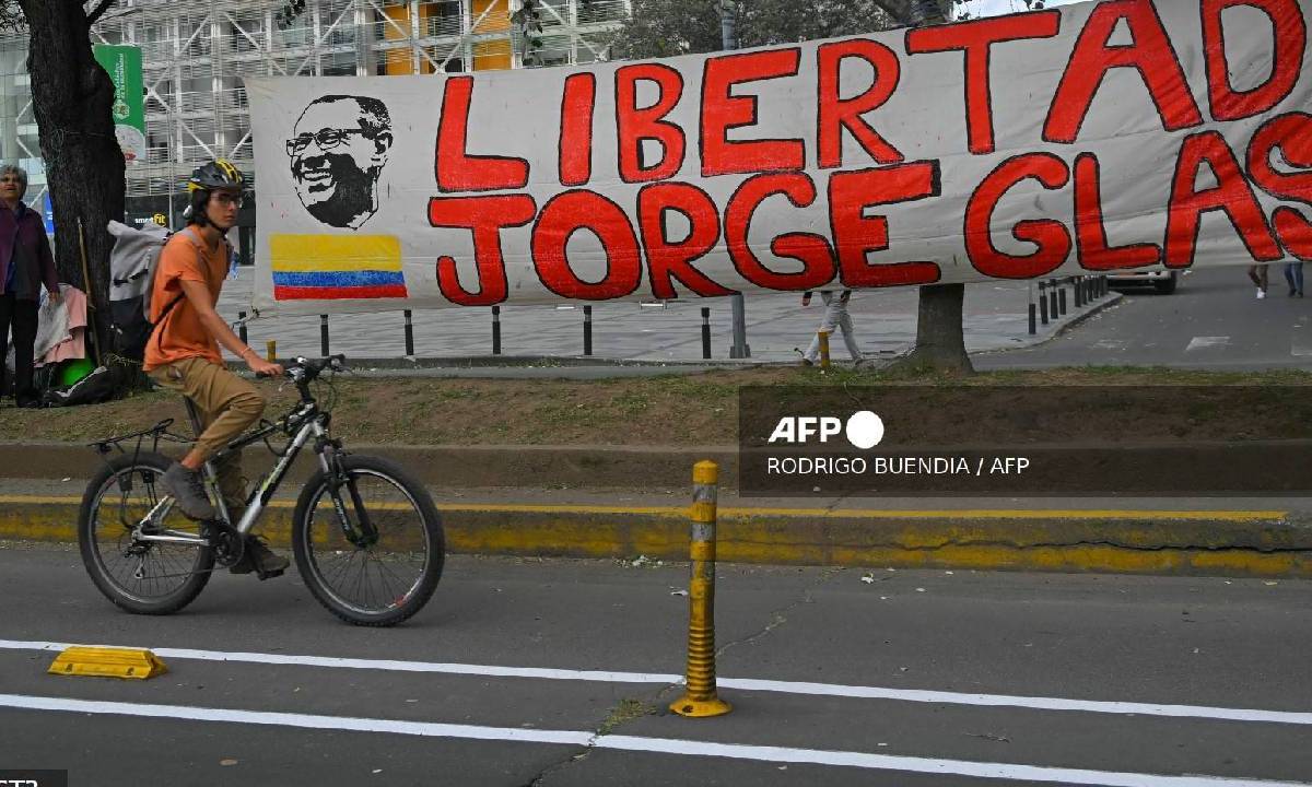 Un partidario del exvicepresidente ecuatoriano Jorge Glas se manifiesta frente a la Corte Nacional de Justicia durante UNA audiencia.