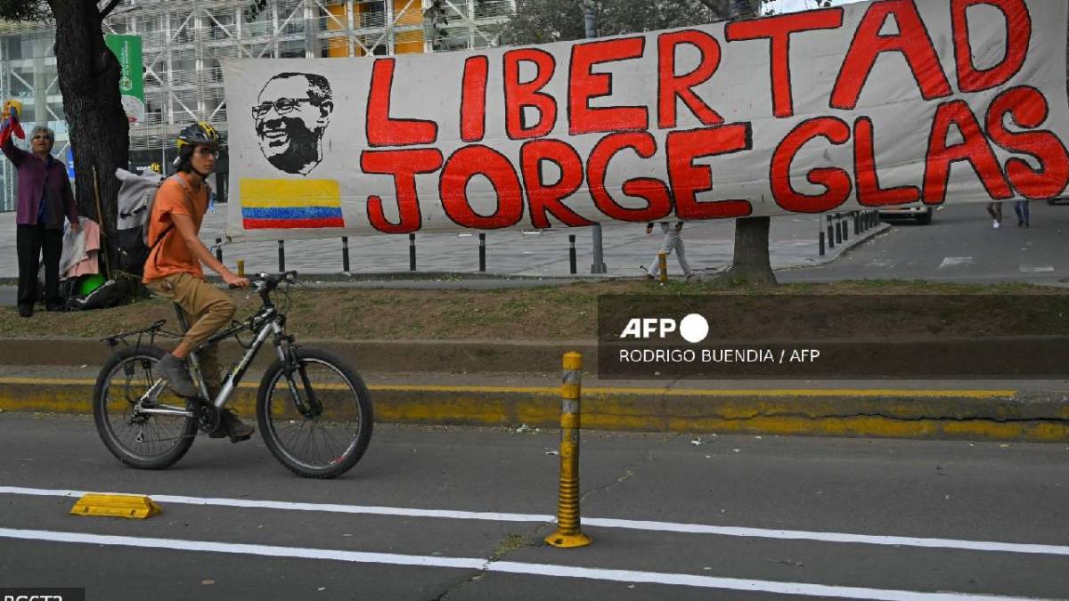 Un partidario del exvicepresidente ecuatoriano Jorge Glas se manifiesta frente a la Corte Nacional de Justicia durante UNA audiencia.