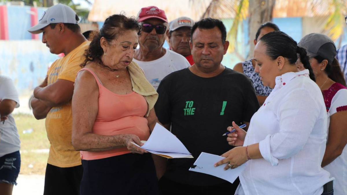 Cristina Torres escucha las necesidades que compartieron los pobladores de Xcalak.