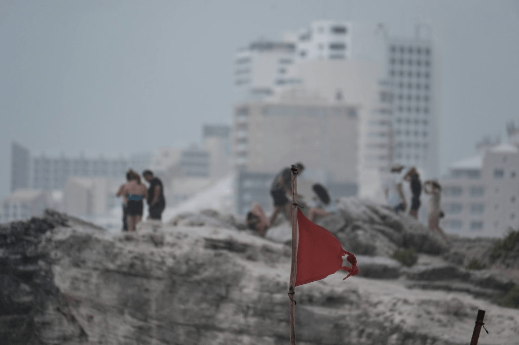 Una playa de Cancún con advertencia roja por temporal. 