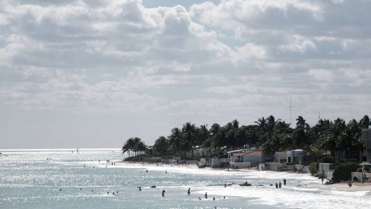 Las nubes se posan sobre el cielo de una playa del Caribe Mexicano.
