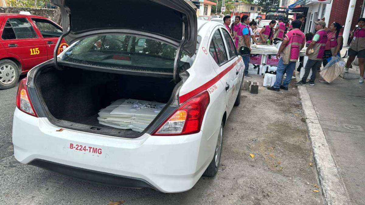 Taxi del sindicato Tiburones del Caribe, transportando paquetería electoral.