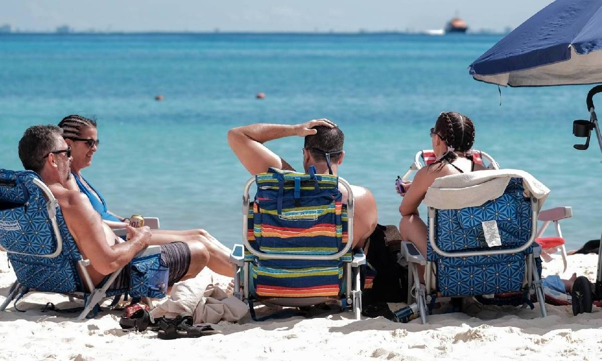 Turistas disfrutan una playa en el Caribe mexicano.