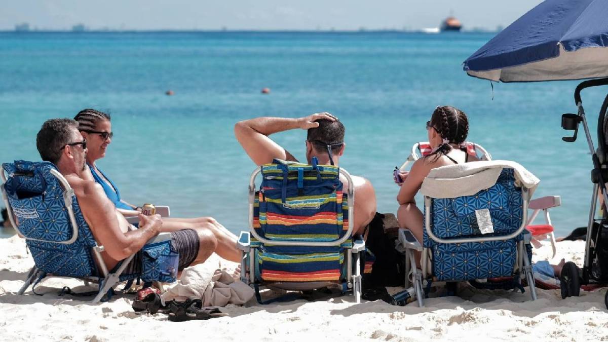 Turistas disfrutan una playa en el Caribe mexicano.