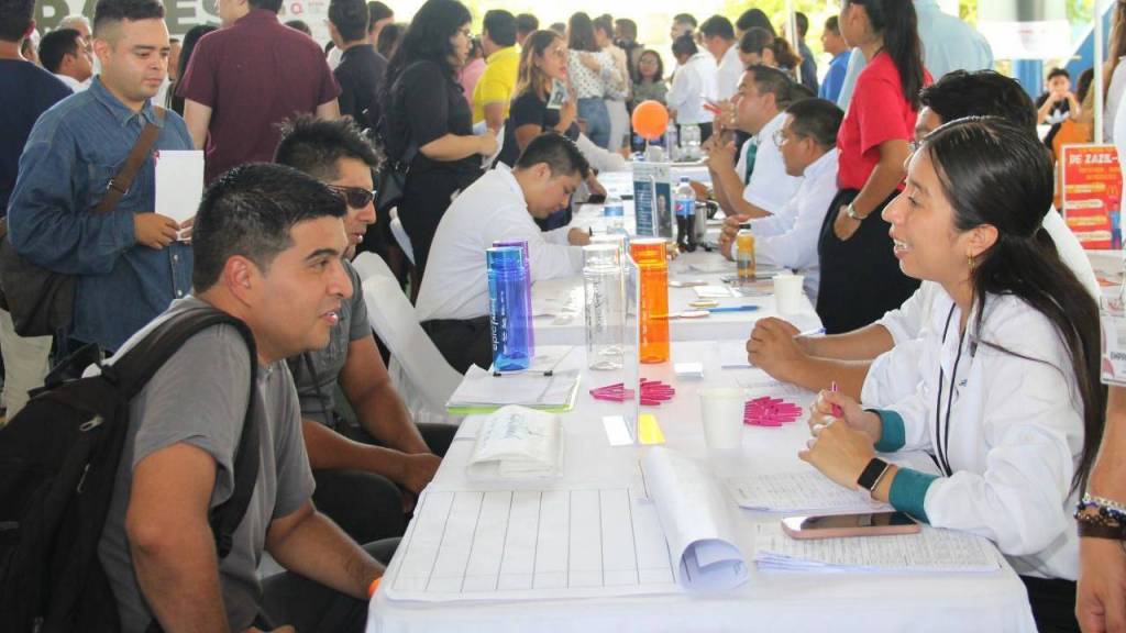 Buscadores de empleo en Benito Juárez acuden a una feria del trabajo en Cancún.