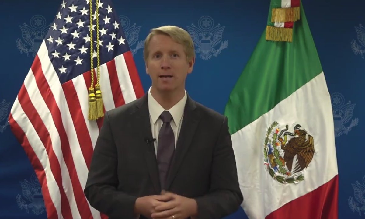 Brett Hamsik, Oficial de la Sección Económica de la embajada de México,