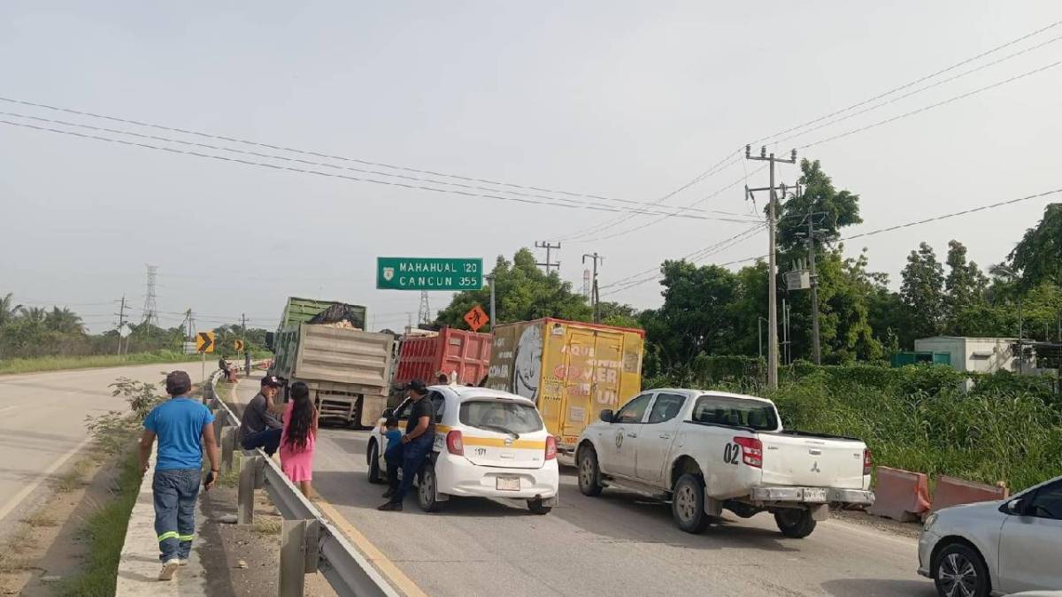 Trabajadores del Tren Maya realizaron otro bloqueo carretero.