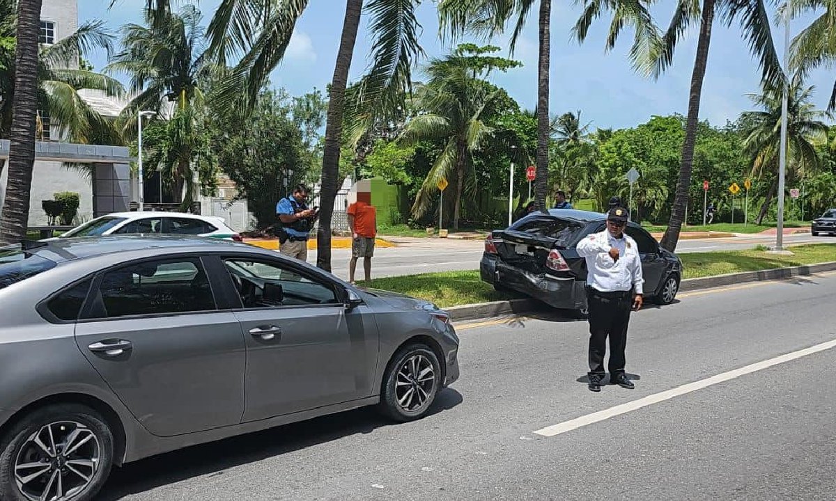 Un policía de tránsito aligera el tráfico vehicular en Cancún.