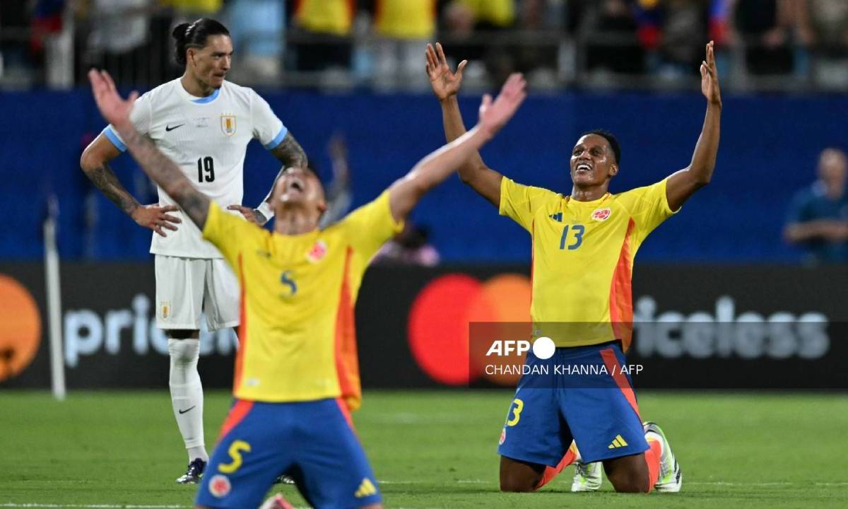 Futbolistas colombianos celebran la victoria.