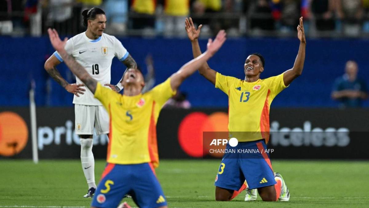 Futbolistas colombianos celebran la victoria.