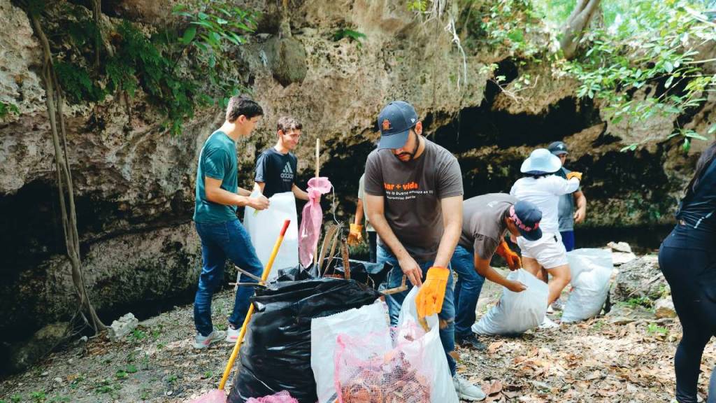 Descubren nuevo cenote urbano lleno de basura en Cancún