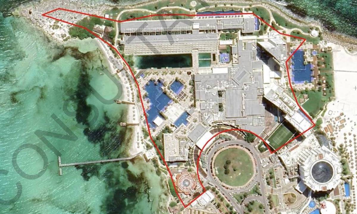 Activistas advierten que la zona hotelera de Cancún ya no soporta un solo cuarto más.