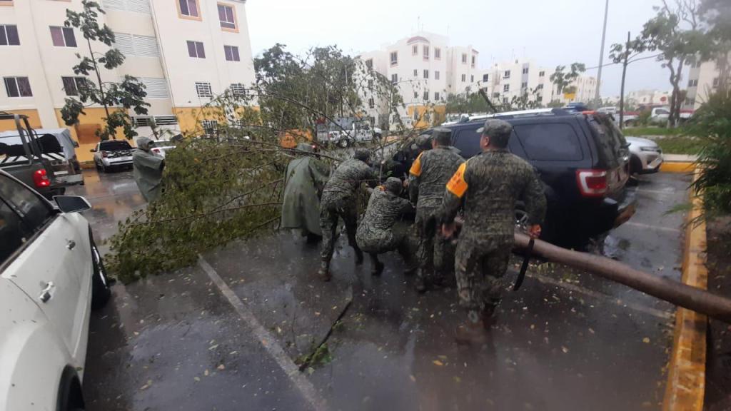 Elementos del Ejército retiran un árbol de la vía pública.