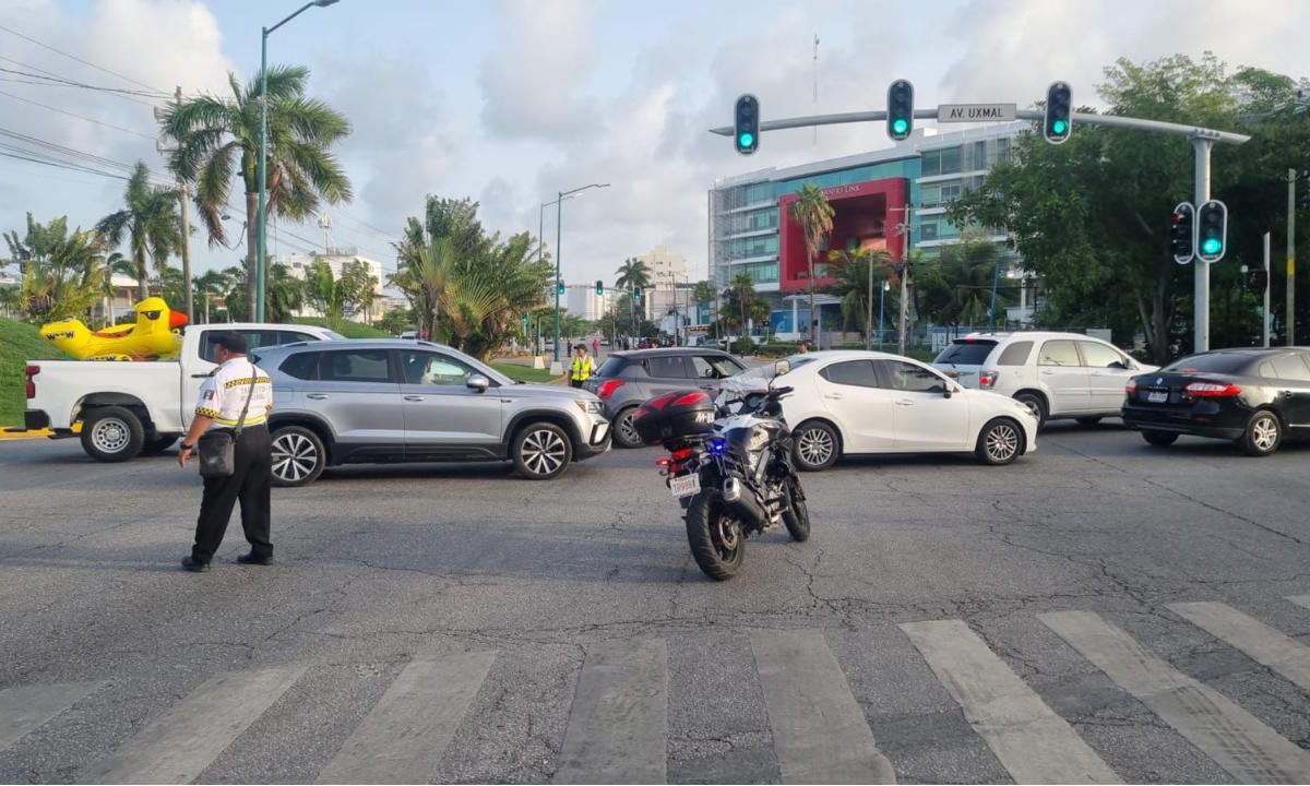 Cierre vial en Cancún.