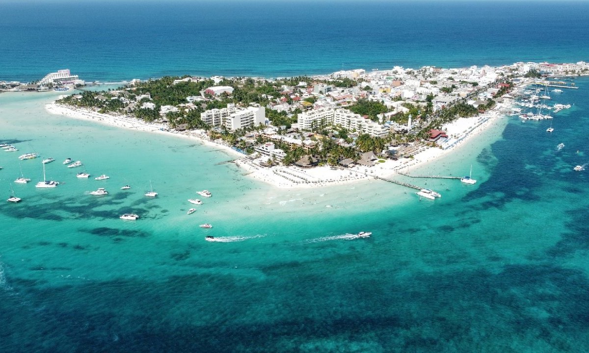 Fotografía aérea de una playa del Caribe Mexicano.