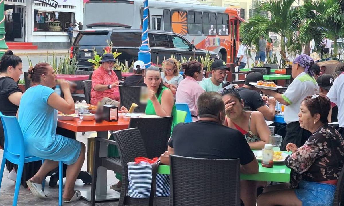 Comensales disfrutan en un restaurante de Cancún.