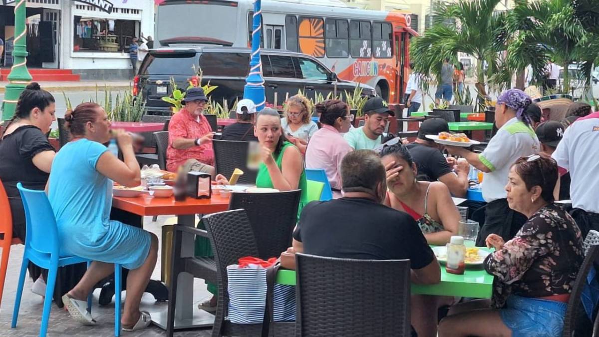 Comensales disfrutan en un restaurante de Cancún.