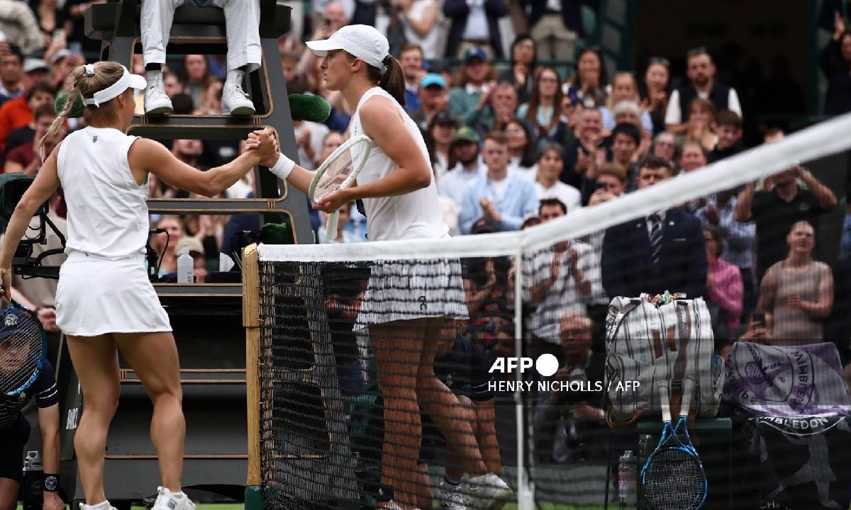 Iga Swiatek y Yulia Putintseva, en Wimbledon.