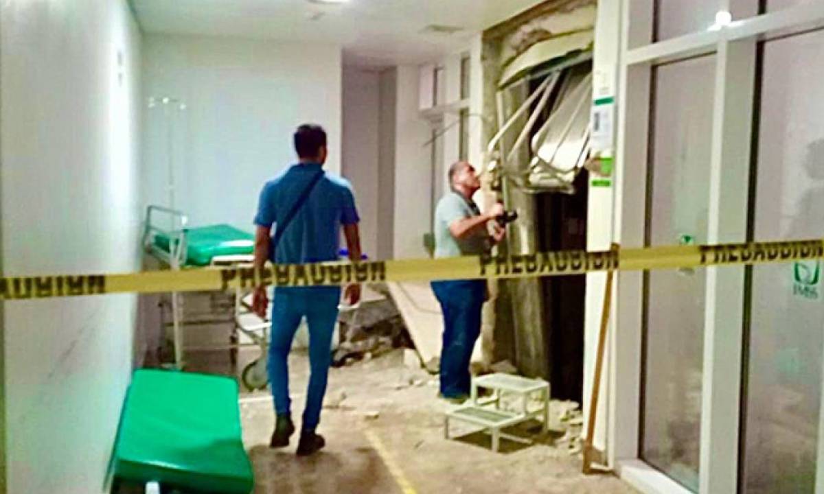 Aspecto del incidente ocurrido en el Hospital General de Zona número 18 de Playa del Carmen, el 10 de julio de 2023.