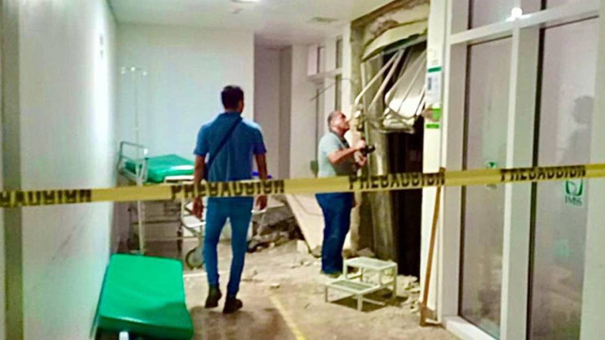 Aspecto del incidente ocurrido en el Hospital General de Zona número 18 de Playa del Carmen, el 10 de julio de 2023.