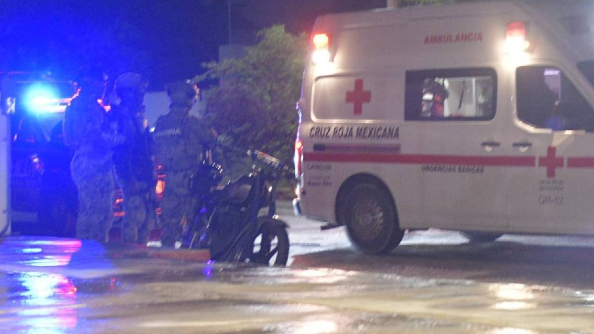 La Cruz Roja auxilia a un joven, herido de bala por un elemento de la Marina.