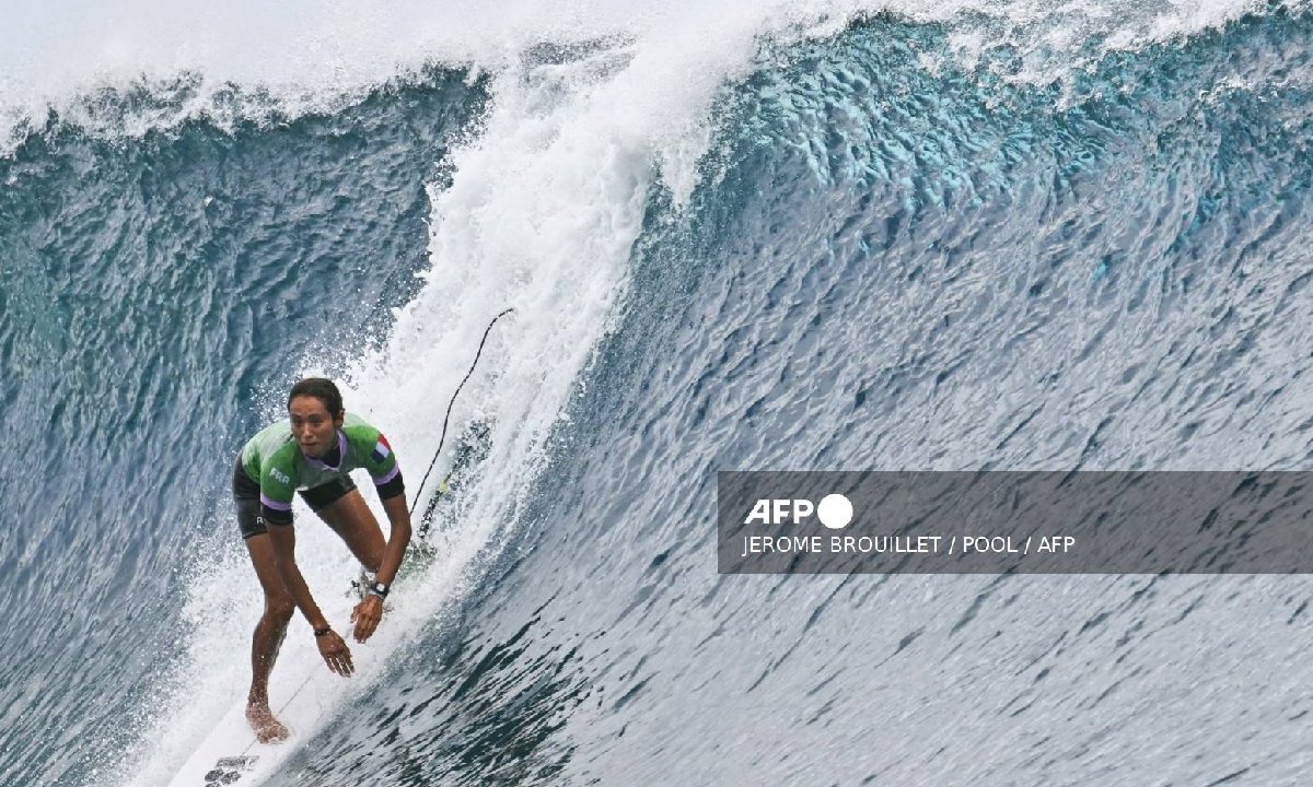 La francesa Vahine Fierro cae sobre una ola durante la serie 2 de la ronda 1 de surf femenino.