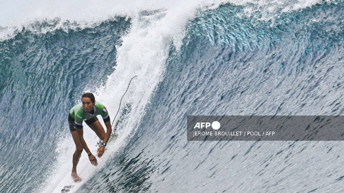 La francesa Vahine Fierro cae sobre una ola durante la serie 2 de la ronda 1 de surf femenino.