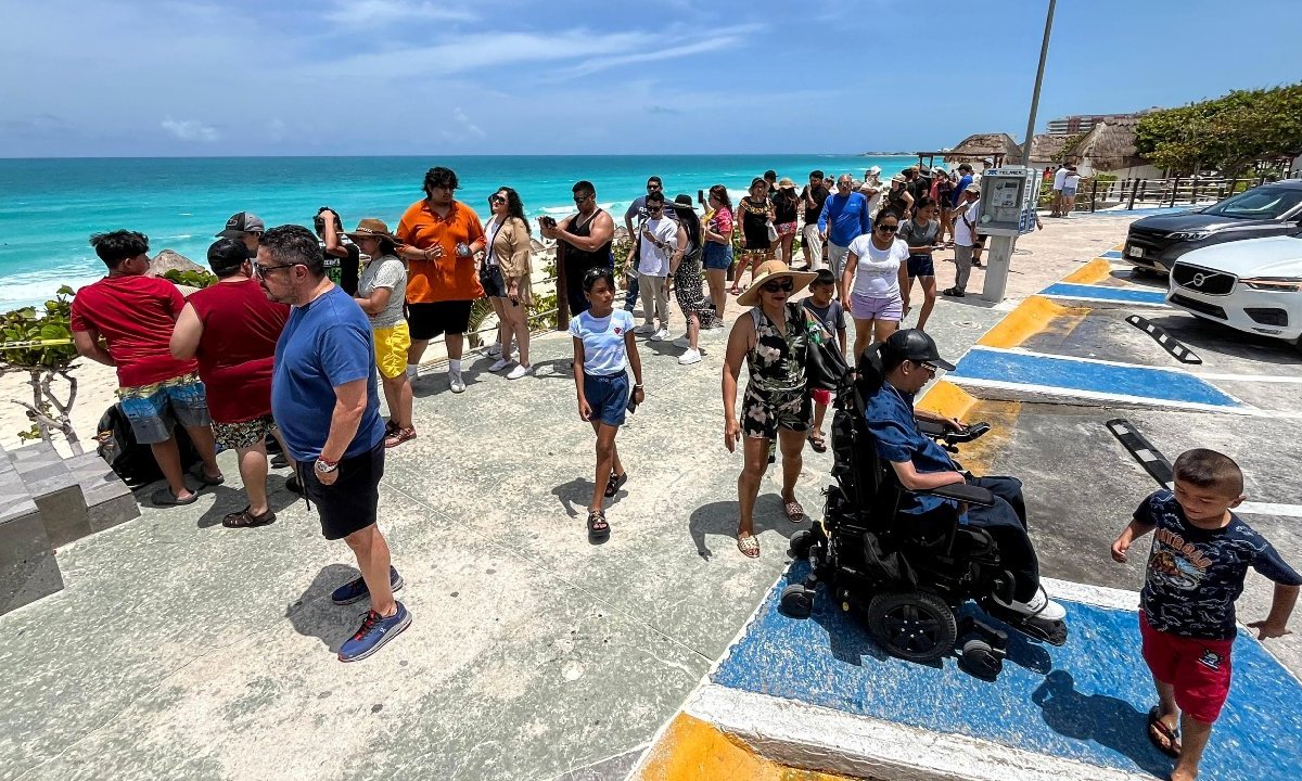 Turistas disfrutan de las playas de Cancún.