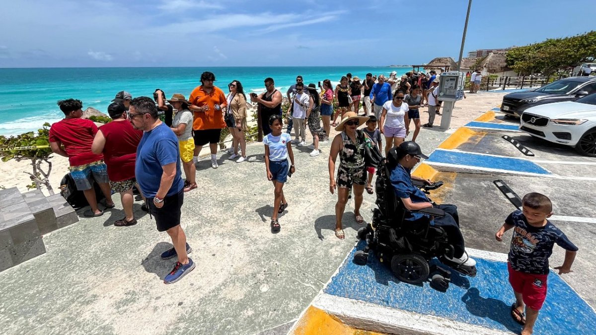 Turistas disfrutan de las playas de Cancún.