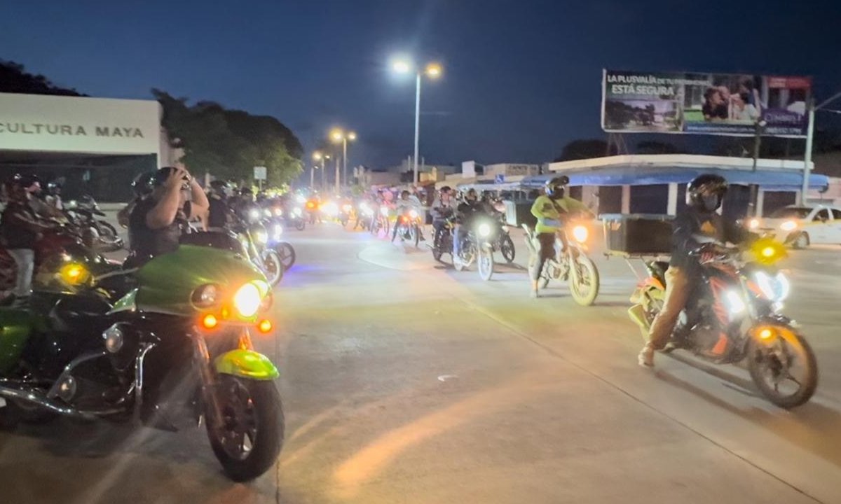 Motociclistas se manifiestan contra la Ley de Amparo, en Chetumal.