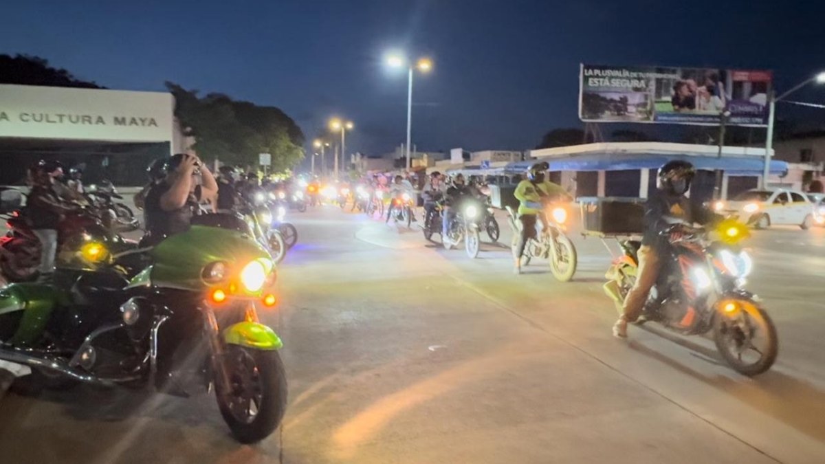 Motociclistas se manifiestan contra la Ley de Amparo, en Chetumal.