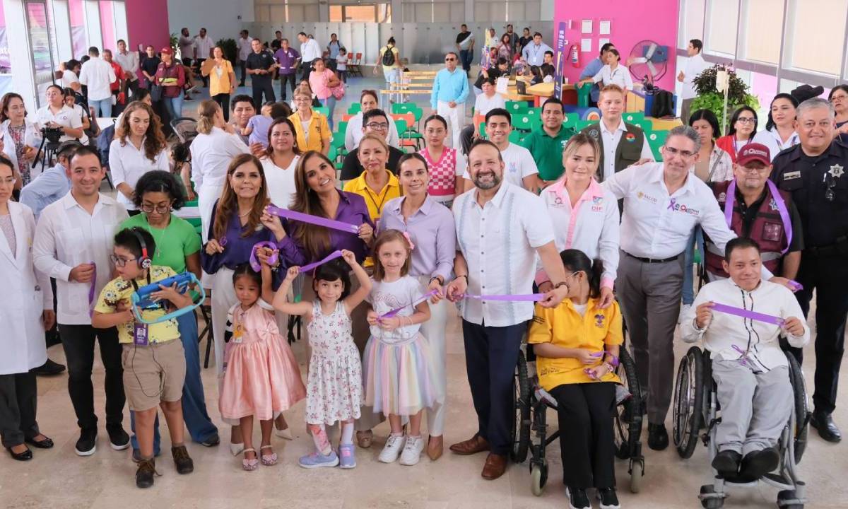 Corte de listón de reapertura de la tercera clínica de Discapacidad y Autismo del CRIT en Quintana Roo.