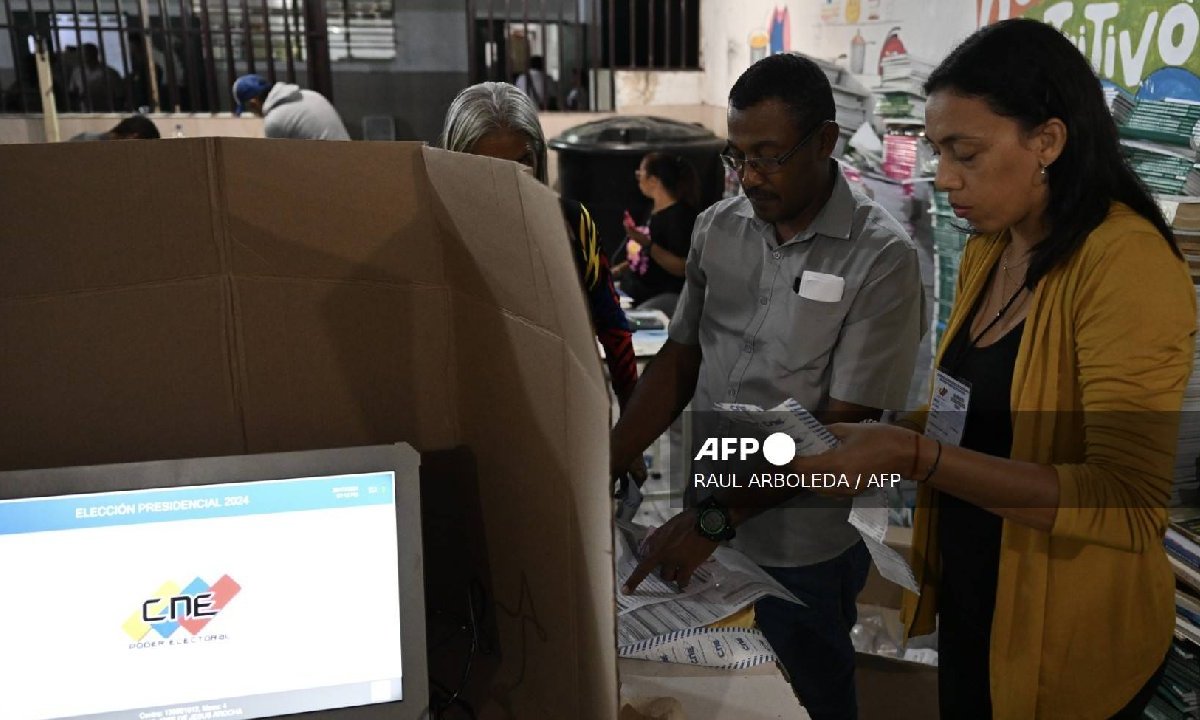El personal electoral cuenta los votos tras el cierre de las urnas durante las elecciones presidenciales venezolanas, en Caracas el 28 de julio de 2024.