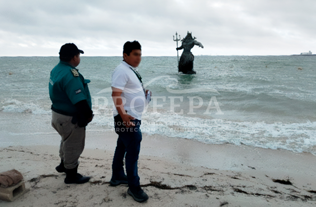 Clausuran estatua de Poseidón en playa de Yucatán.