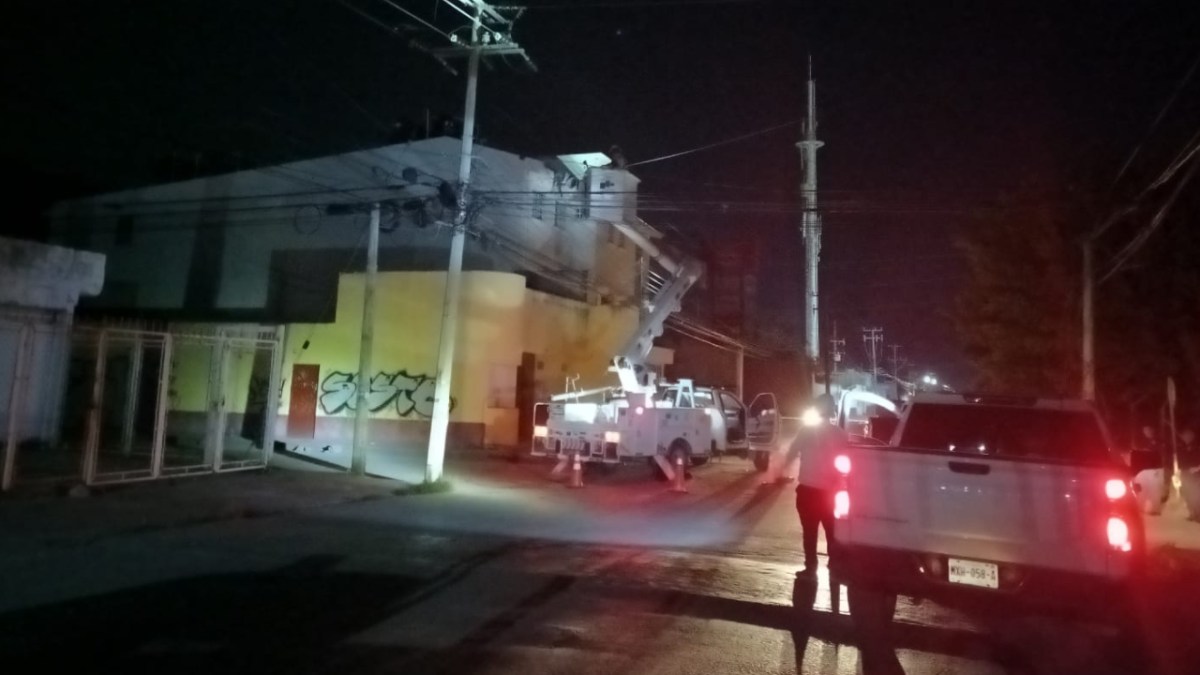 La CFE aseguró la zona y procedió a cortar la energía para evitar mayores daños, tras la explosión de un transformador en la Región 91 de Cancún.