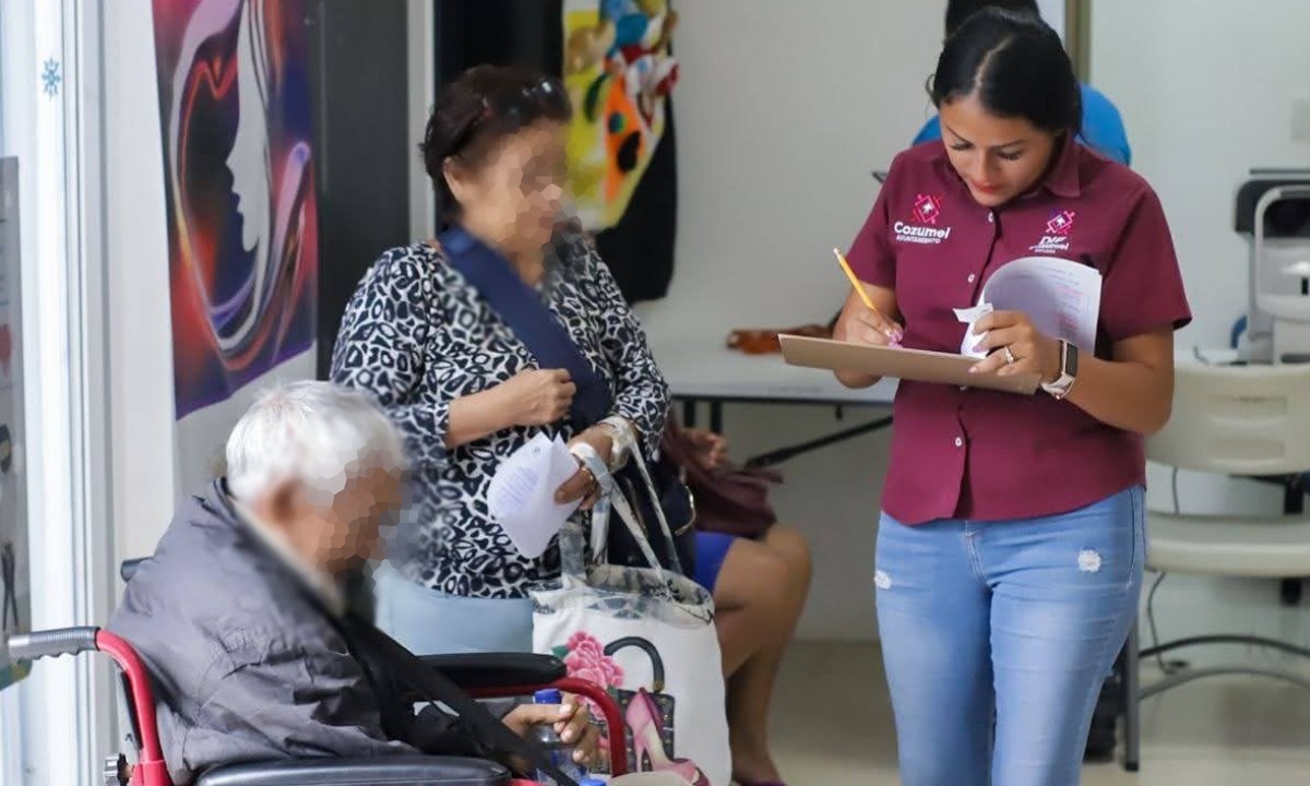 Un adulto mayor es atendido en el DIF Municipal.