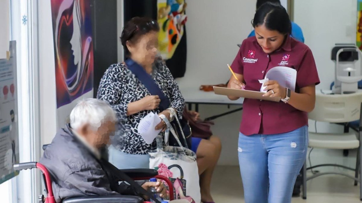 Un adulto mayor es atendido en el DIF Municipal.