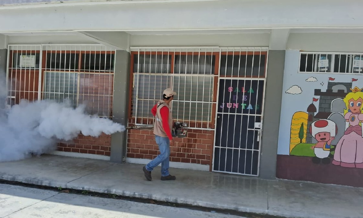 Realizan operativos contra el dengue en escuelas de Quintana Roo.