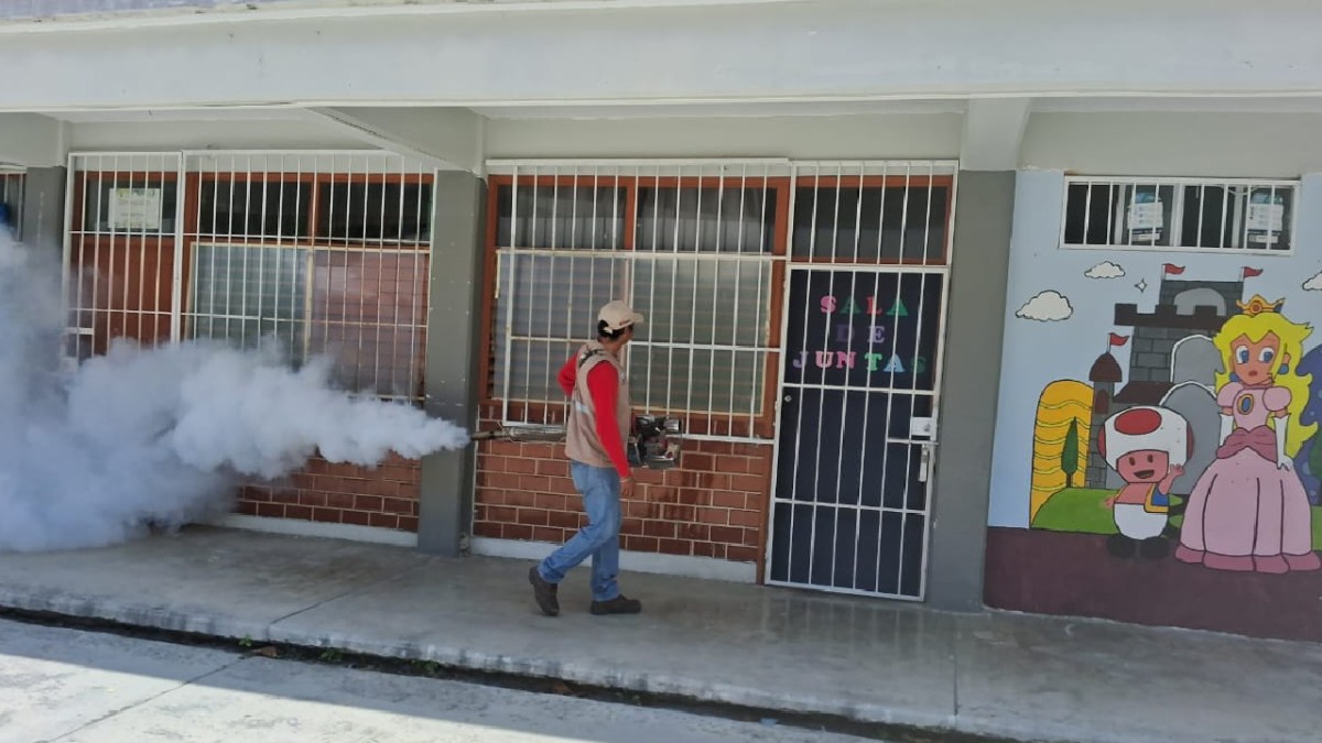 Realizan operativos contra el dengue en escuelas de Quintana Roo.