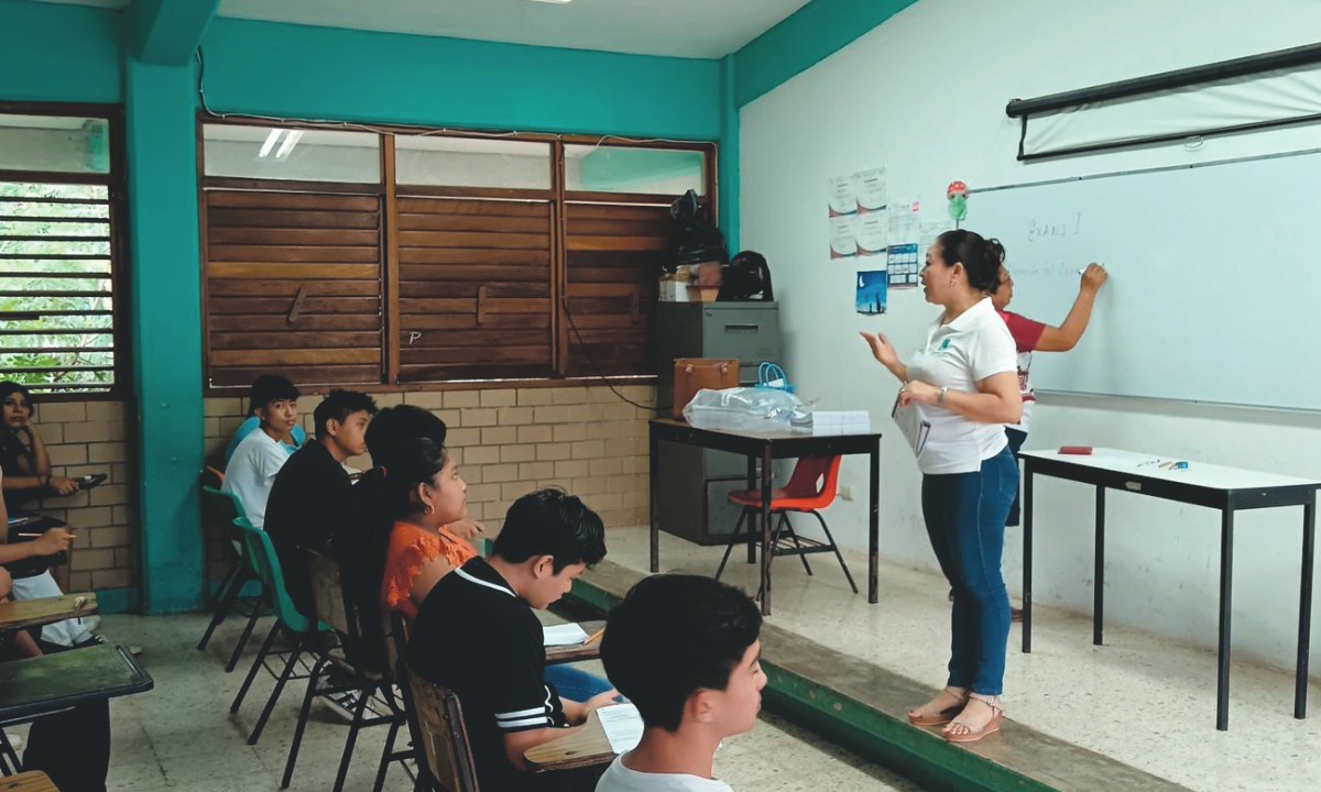 Profesora da clases en una escuela de Quintana Roo.