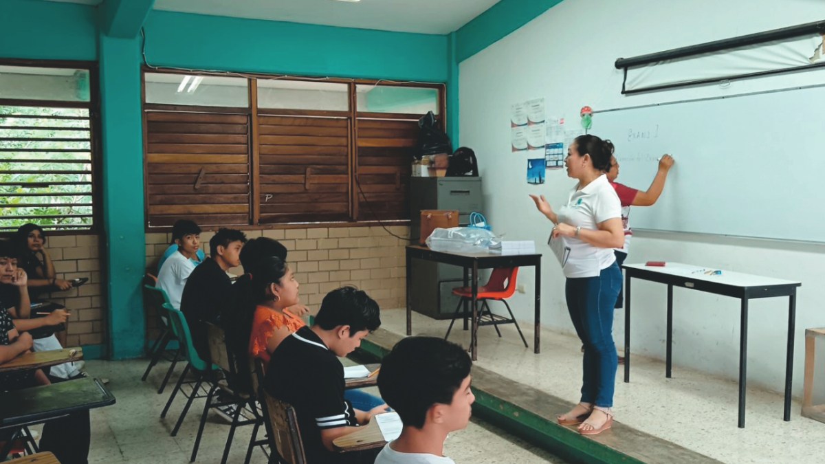 Profesora da clases en una escuela de Quintana Roo.