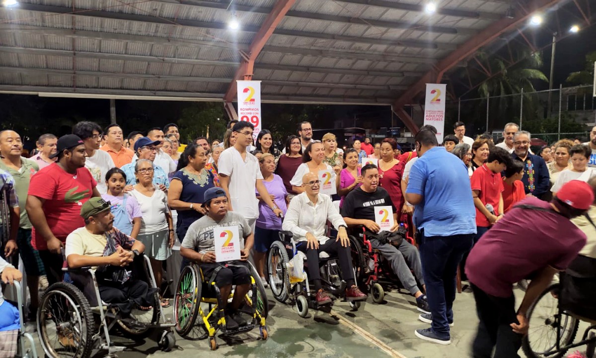 Hugo Alday, durante su segundo informe de resultados legislativos, fue arropado por ciudadanos, familia y amigos.