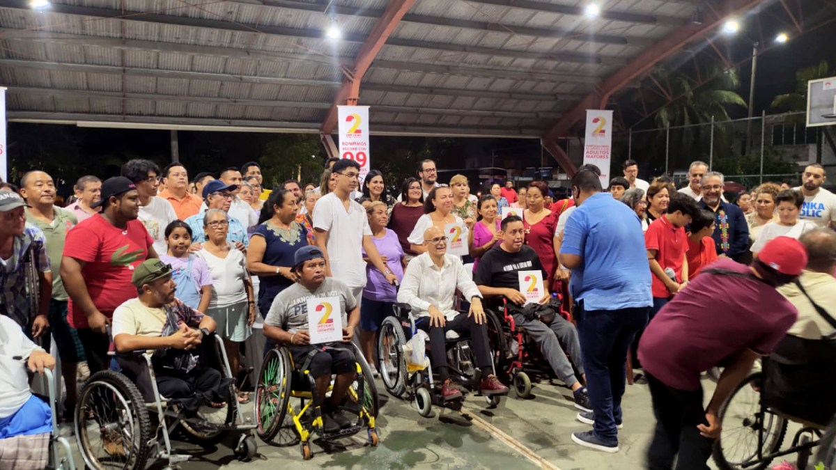 Hugo Alday, durante su segundo informe de resultados legislativos, fue arropado por ciudadanos, familia y amigos.