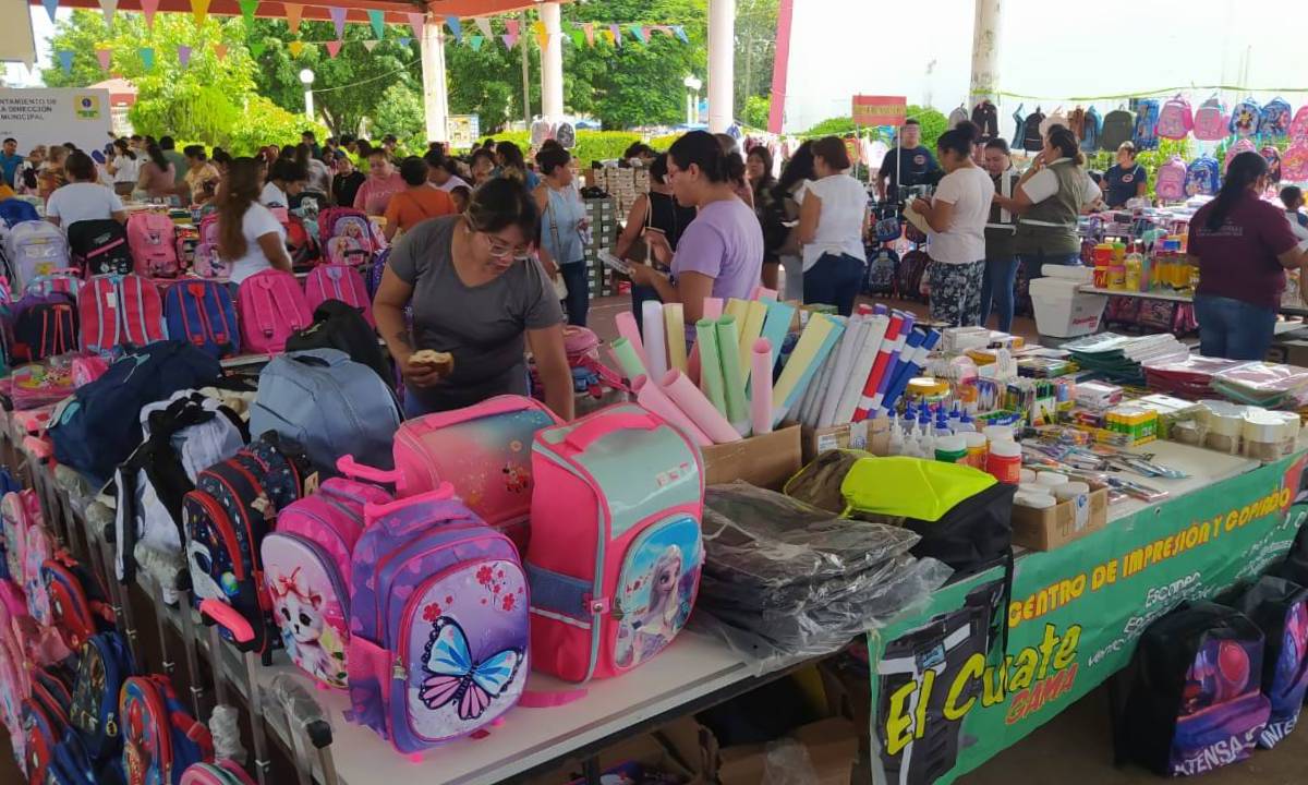 Tianguis de venta de útiles escolares en Lázaro Cárdenas.