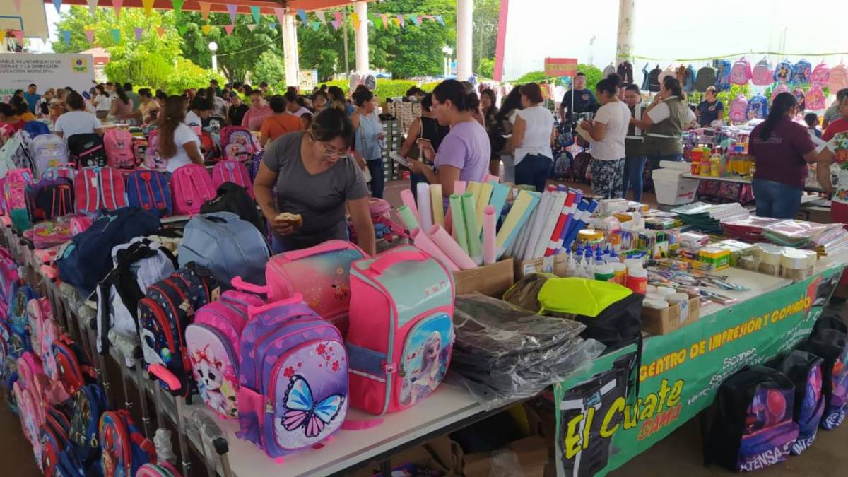 Tianguis de venta de útiles escolares en Lázaro Cárdenas.