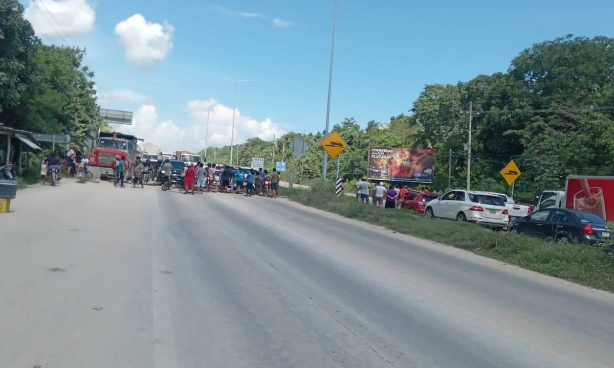 Bloqueo carretero en el sur de Quintana Roo.