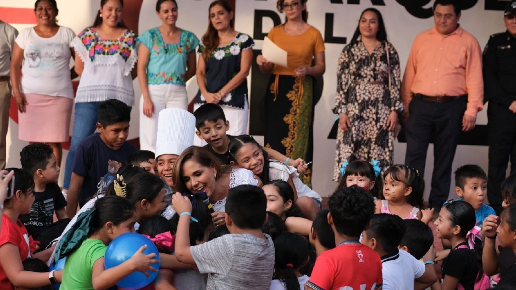 Multitud de niños celebran con la gobernadora Mara Lezama la apertura del primer Parque Cultural Urbano de la Paz en Cancún, ubicado en Villas Otoch Paraíso.